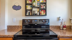 Interior - The Penthouse by Avantstay Downtown Condo + Cal King Beds Historic Bates Plaza, Paso Robles (Paso Robles)