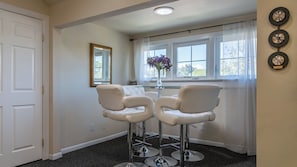 Interior - The Penthouse by Avantstay Downtown Condo + Cal King Beds Historic Bates Plaza, Paso Robles (Paso Robles)