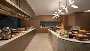En moderne morgenmadsbar med et bredt udvalg af mad og et moderne design.