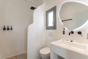 Deluxe Suite, Sea View | Bathroom | Slippers - Votsala Suites (Naxos)