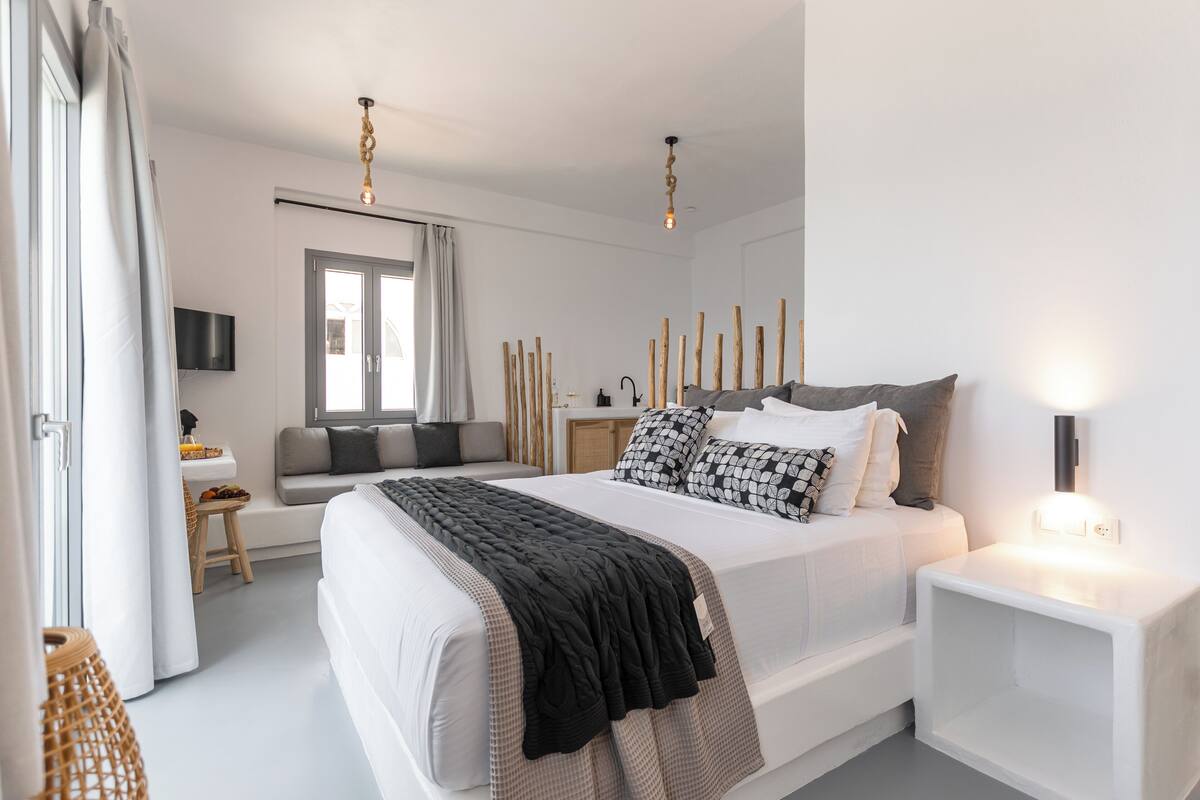 Deluxe Suite, Sea View | In-room safe, blackout drapes, soundproofing, iron/ironing board