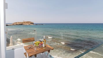 Deluxe Suite, Sea View | Outdoor dining