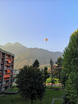 Eine Heißluftballonfahrt mit Blick auf ein Bergpanorama.