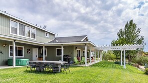 A two-story house with a covered patio, a barbecue area, and a lawn. - Sunset at Nirvana by Avantstay Pool + Hot Tub + Games Paso Robles Wine Country (San Miguel)