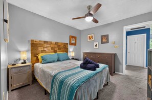 2 bedrooms, desk, iron/ironing board, free WiFi - Cozy 2BD 2BA Hideaway w/ Pond Views & Firepit (East Stroudsburg)