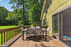 Outdoor dining - Cozy 2BD 2BA Hideaway w/ Pond Views & Firepit (East Stroudsburg)