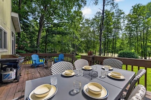 Outdoor dining - Cozy 2BD 2BA Hideaway w/ Pond Views & Firepit (East Stroudsburg)