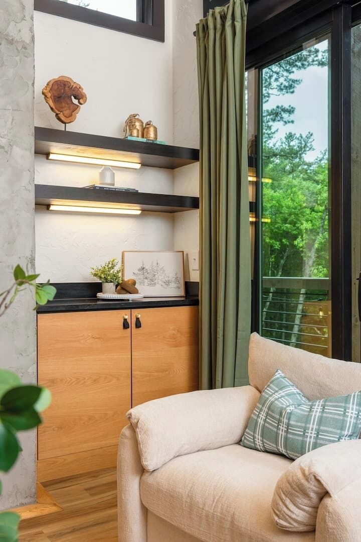 Fernseher, Kamin, Videospiele, Tischtennisplatte