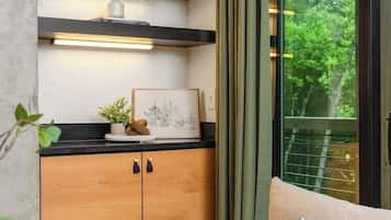 Fernseher, Kamin, Videospiele, Tischtennisplatte