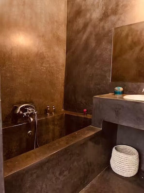 Chambre Triple Supérieure, salle de bains privée | Salle de bain | Douche, sèche-cheveux, chaussons, serviettes fournies