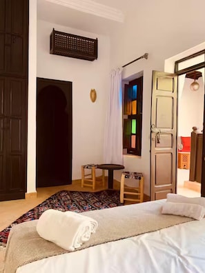 Chambre Double Tradition, salle de bains privée | Coffres-forts dans les chambres, rideaux occultants, Wi-Fi gratuit