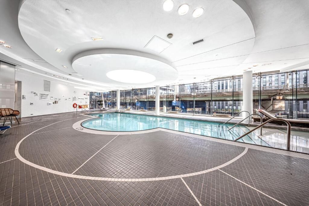 Una piscina cubierta