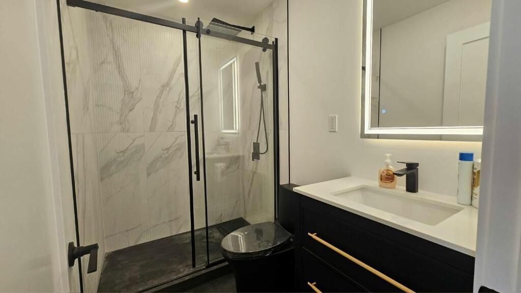 Apartamento familiar | Baño | Ducha, secador de pelo, zapatillas y toallas