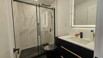 Apartamento familiar | Baño | Ducha, secador de pelo, zapatillas y toallas