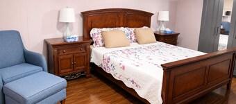 Maple Haven | Spacious 3BR Private Luxury Suite • Huge Yard • Sleeps 6