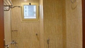 Een badkamer met een bad, toilet en wastafel.