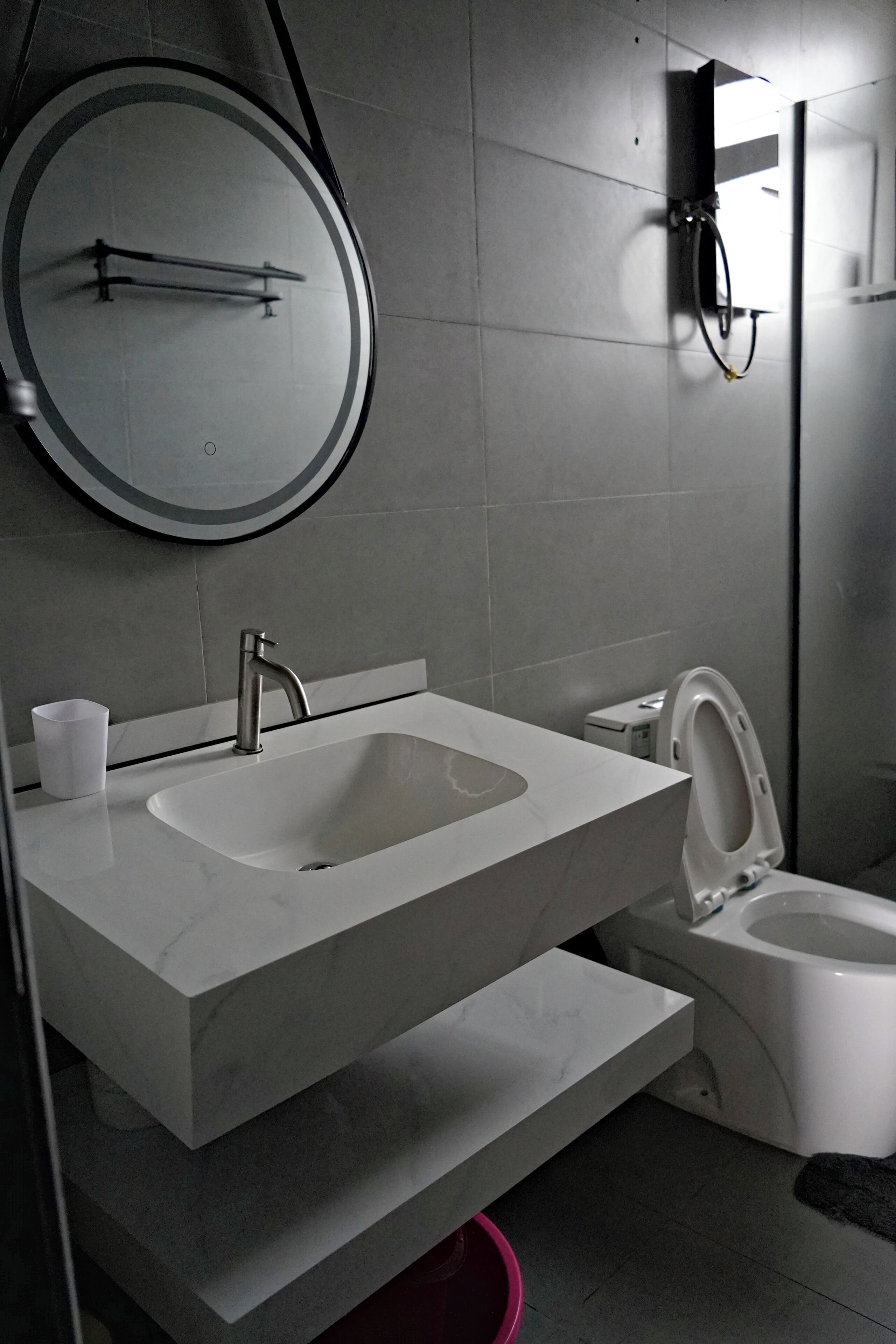 Een douche, een bidet, handdoeken, zeep