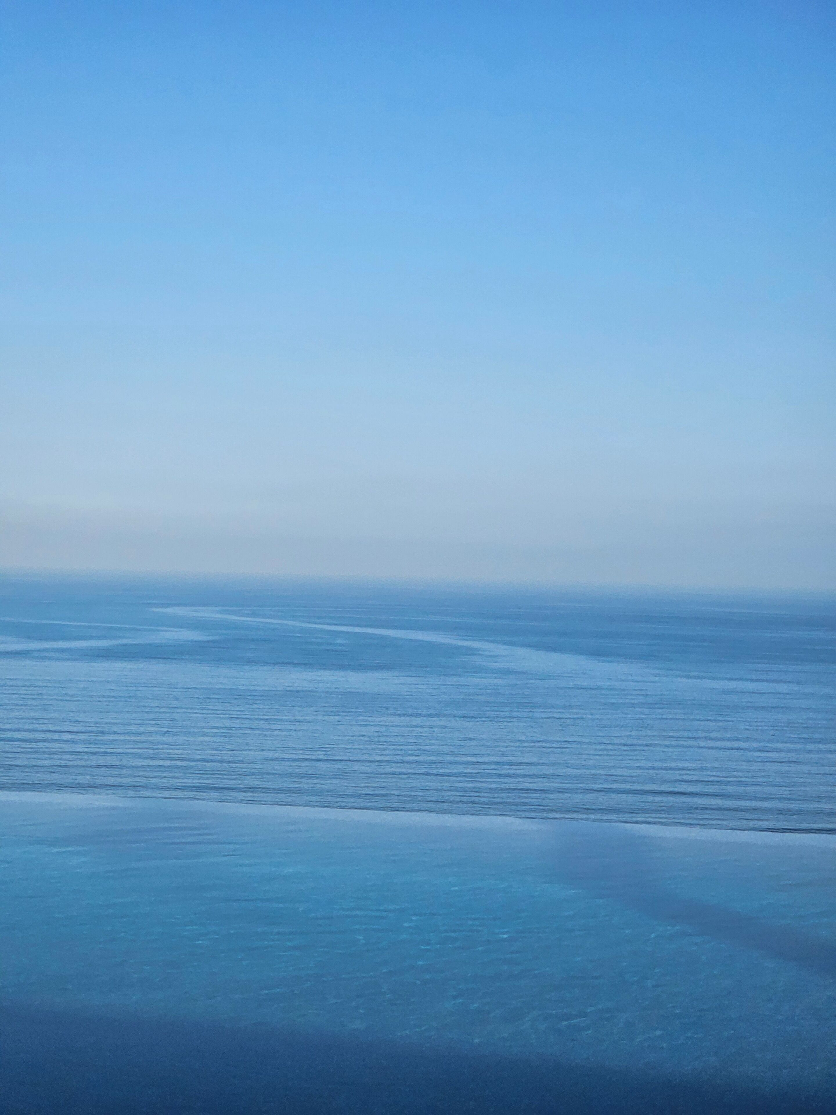 Vista de un mar tranquilo bajo un cielo despejado.