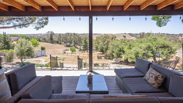 An outdoor seating area with a view of a hilly landscape. - Casa Robles by Avantstay Spa + Firepit + BBQ Rural Eastside Paso Robles (Paso Robles)
