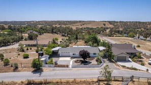 A residential area with houses, a clear sky, and hilly terrain in the background. - Casa Robles by Avantstay Spa + Firepit + BBQ Rural Eastside Paso Robles (Paso Robles)