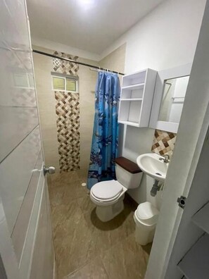 Quadruple Room | Bathroom - Hostal Playa Bonita (Cartagena de Indias)