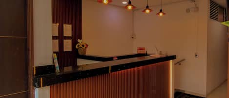 Una cocina moderna con encimera de madera, luces colgantes y suelo de baldosas.