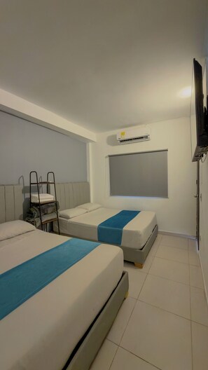 Laptop workspace, iron/ironing board (on request), WiFi (free) - Hotel San Juan70 (Medellín)
