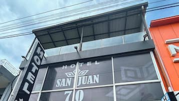 Letrero de hotel que indica 'HOTEL SAN JUAN 70', nombre y dirección.