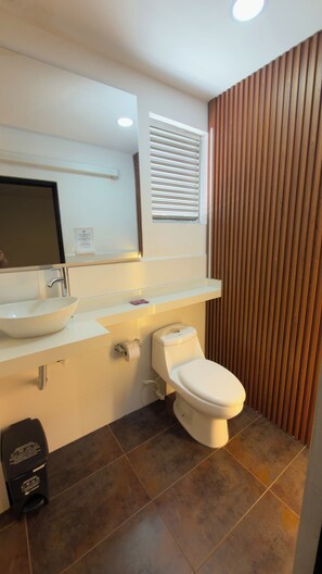 Shower, towels, soap, toilet paper - Hotel San Juan70 (Medellín)
