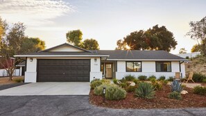 A single-story house with a garage, a front porch, and a landscaped garden. - Olive & Stone by Avantstay Private Acre + Hillside Views + Firepit Paso Robles (Templeton)
