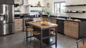 A modern kitchen with a central island, stainless steel appliances, and wooden cabinetry. - Olive & Stone by Avantstay Private Acre + Hillside Views + Firepit Paso Robles (Templeton)