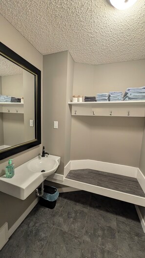 Shower, towels, soap, shampoo - Welcome to Athabasca Abode!!
Your home away from home. (Athabasca)