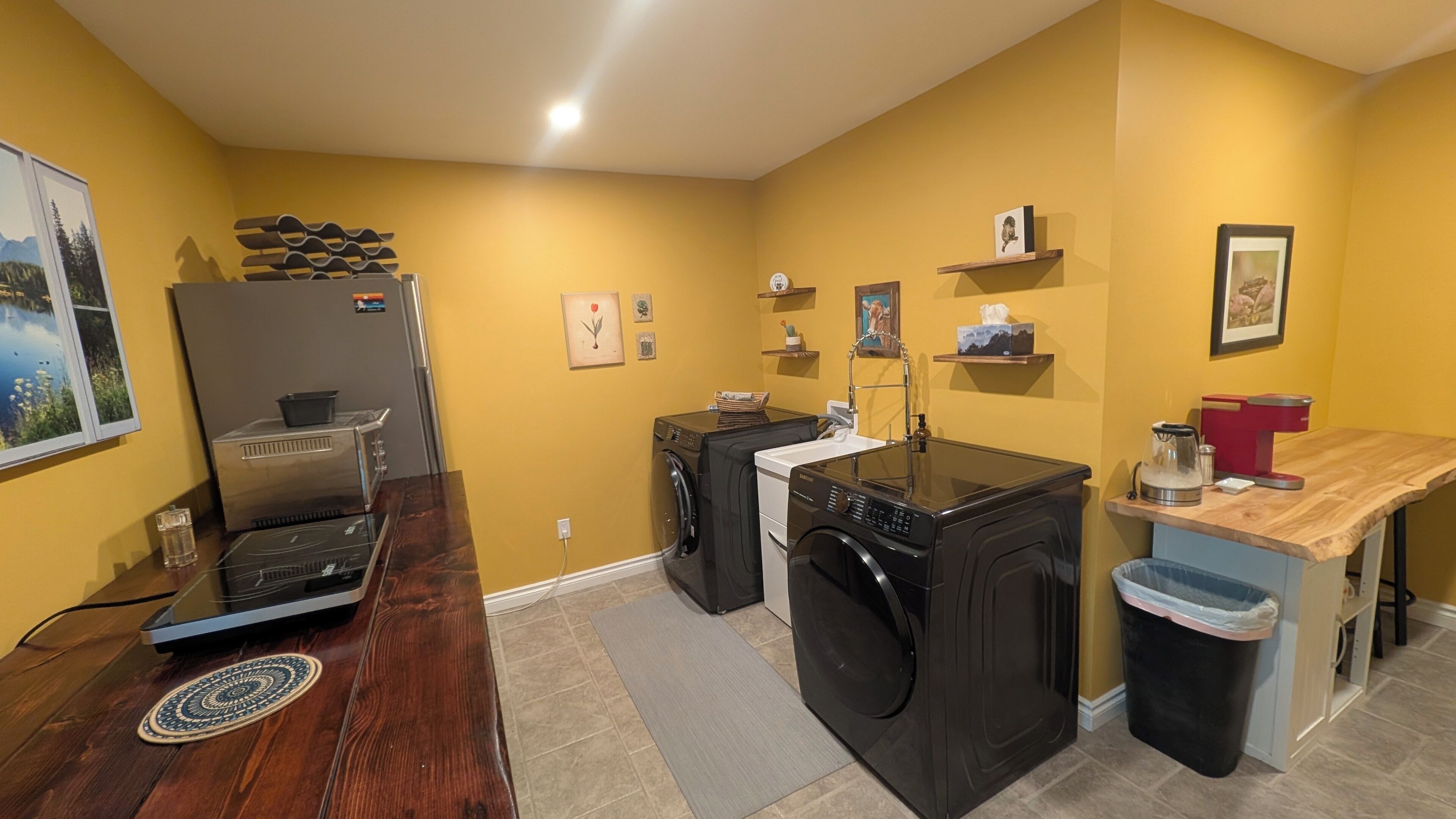 Coffee/tea maker, fridge, oven, stovetop