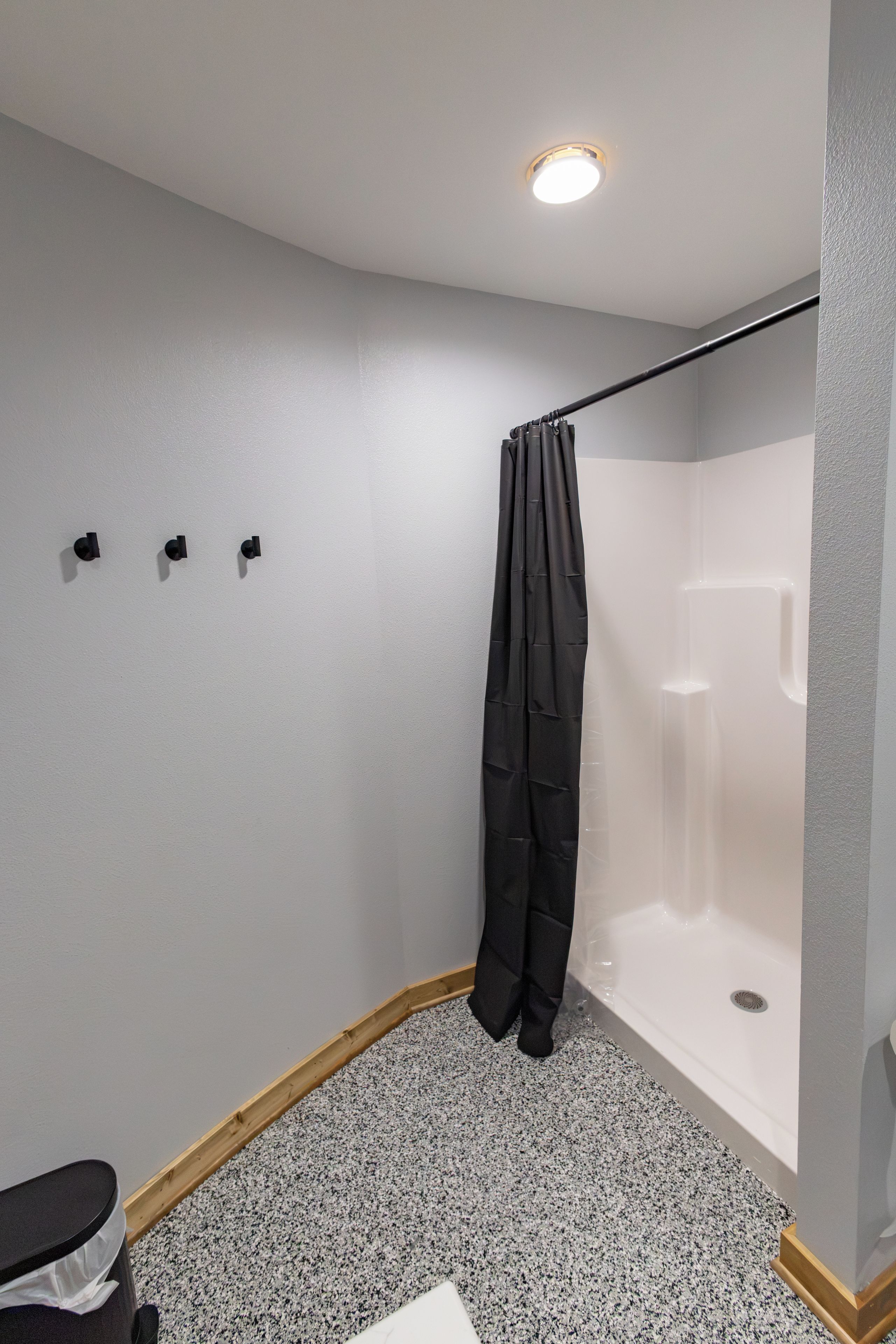 Un baño con ducha, inodoro y lavabo.