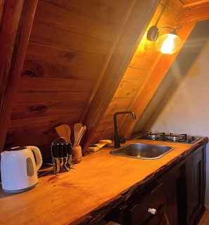 Deluxe-Ferienhütte, Terrasse, Gartenblick | Eigene Küche | Großer Kühlschrank, Mikrowelle, Ofen, Herdplatte