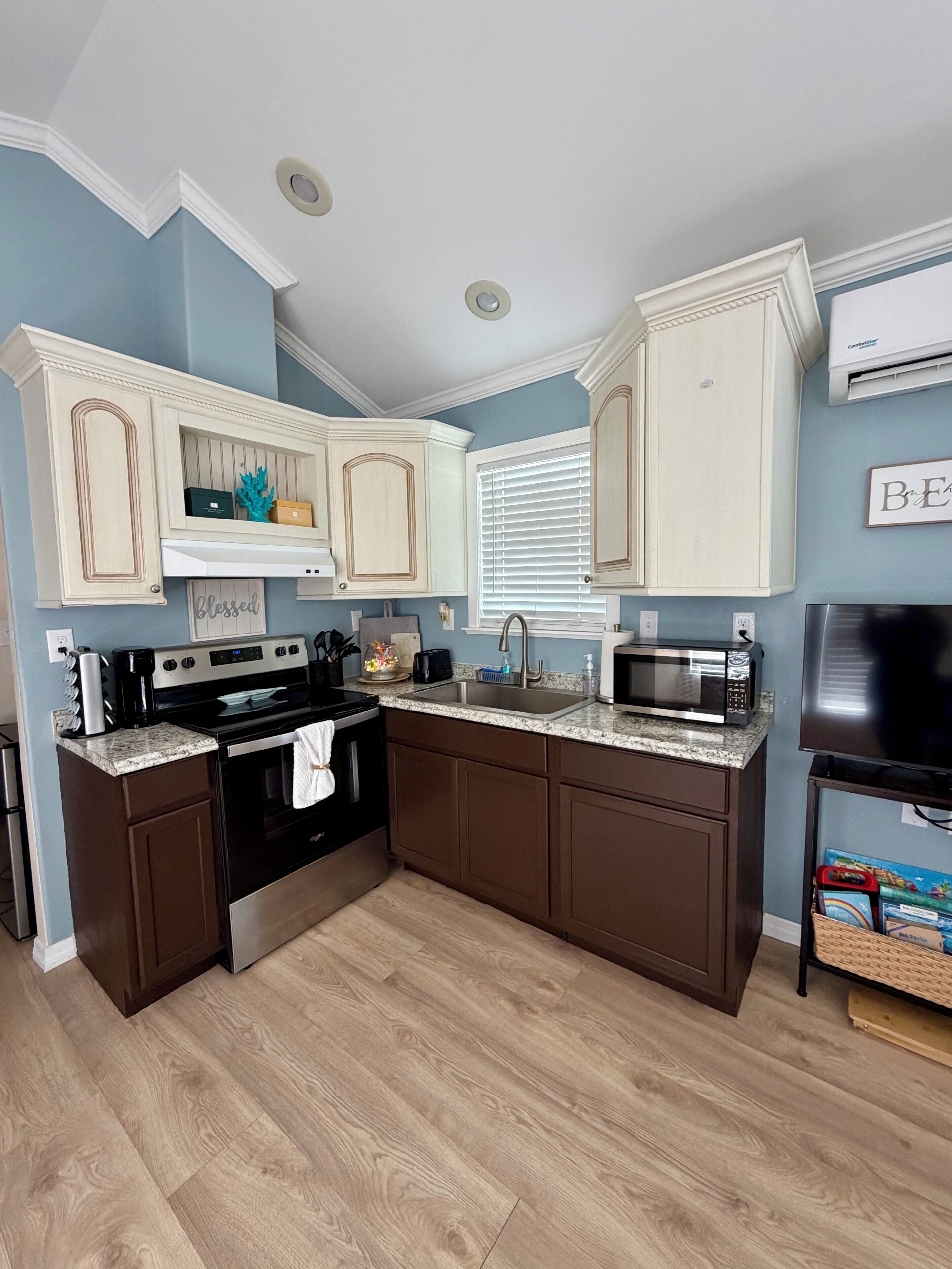 Coffee/tea maker, fridge, microwave, oven