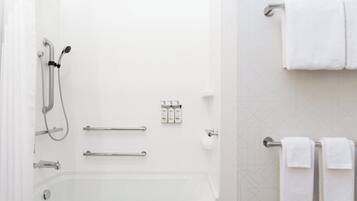 Phòng Tiêu chuẩn, 2 giường cỡ queen, bồn tắm phù hợp cho người khuyết tật (Mobility Accessible) | Phòng tắm
