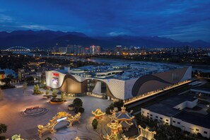 A modern hotel with a unique architectural design, featuring a large curved building and traditional Chinese architectural elements. - Holiday Inn Express Dujiangyan Ctc By Ihg (Chengdu)