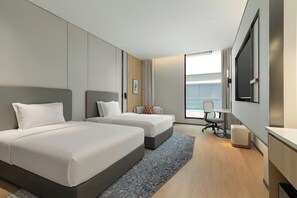 A hotel room with two beds, a desk, a chair, and a large window. - Holiday Inn Express Dujiangyan CTC (Chengdu)