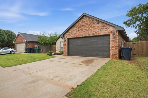Lovely 3-bedroom house with AC in enjoyable Yukon neighborhood