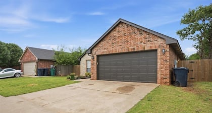 Lovely 3-bedroom house with AC in enjoyable Yukon neighborhood