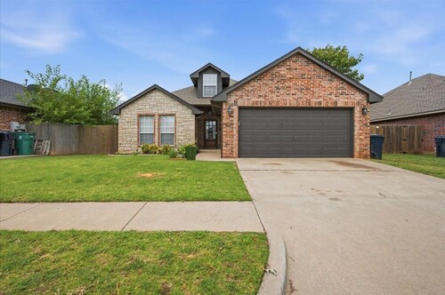 Lovely 3-bedroom house with AC in enjoyable Yukon neighborhood