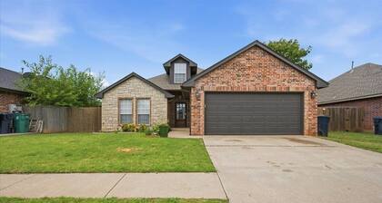 Lovely 3-bedroom house with AC in enjoyable Yukon neighborhood
