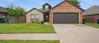 Lovely 3-bedroom house with AC in enjoyable Yukon neighborhood