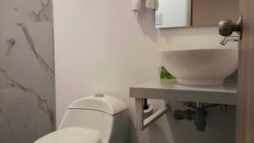 Basic-Apartment | Badezimmer | Handtücher, Seife, Toilettenpapier