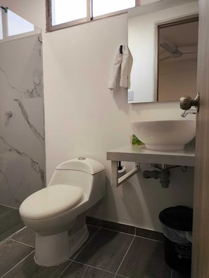 Basic-Apartment | Badezimmer | Handtücher, Seife, Toilettenpapier