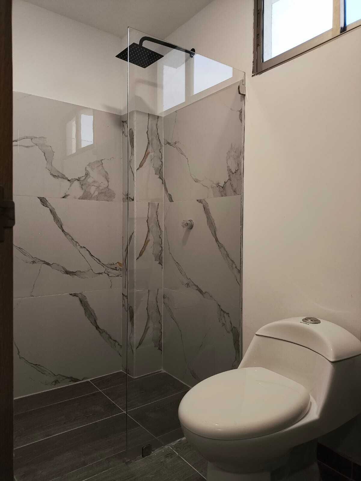 Departamento básico | Baño | Toallas, jabón, papel de baño 