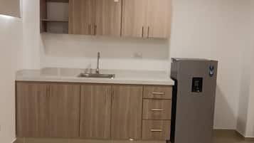 Cookware/dishes/utensils