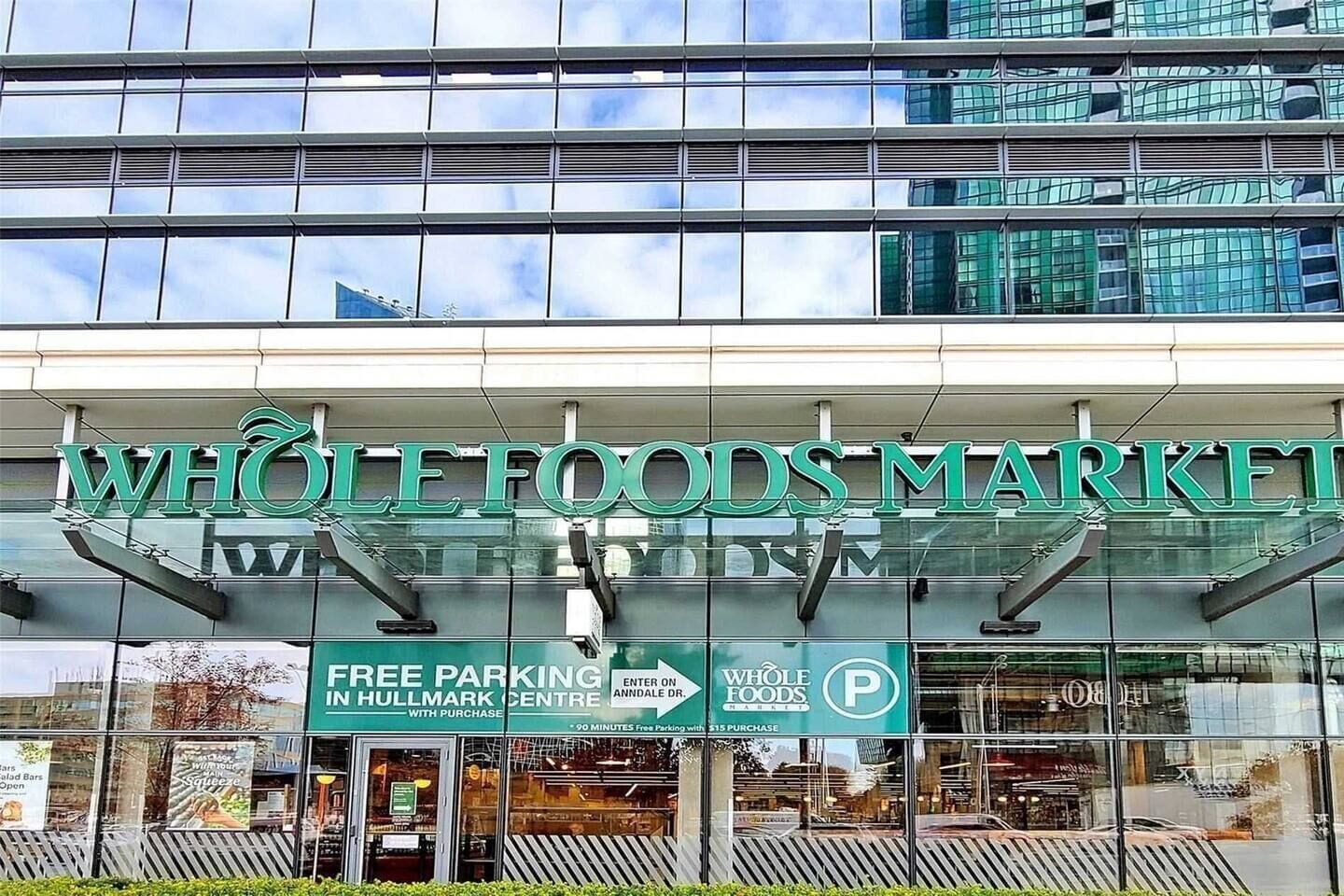 Ein Whole Foods Market mit einem Schild, das kostenlose Parkplätze im Hullmark Centre anzeigt.