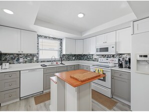 Private kitchen - Tampa Area,Heated Pool, water views,3 bedroom Tampa Bay area (Port Richey)